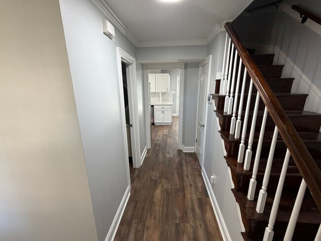 Building Photo - Remodeled bathrooms, new kitchen in this Nashville beauty - REDUCED!!