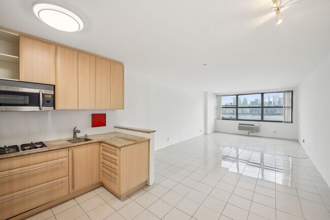 Primary Photo - 7000 JFK Blvd E