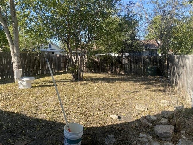 Building Photo - Cute 2/2 duplex with a garage