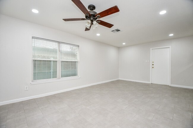 Building Photo - 1619 Viking Dr