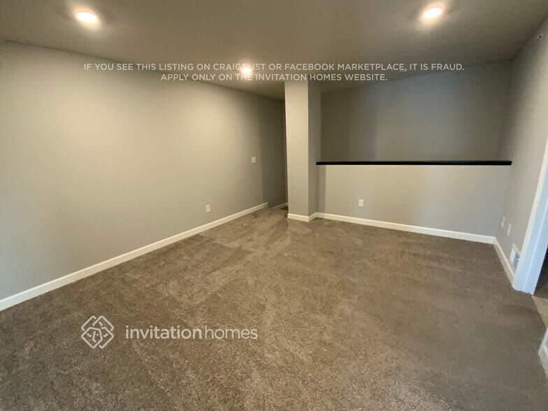 Building Photo - 10900 Everest Pl N