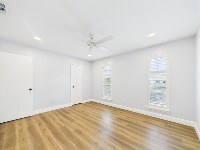 Building Photo - 10380 Briar Forest Dr