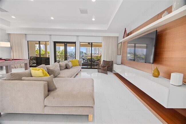 Building Photo - 513 Palm Dr