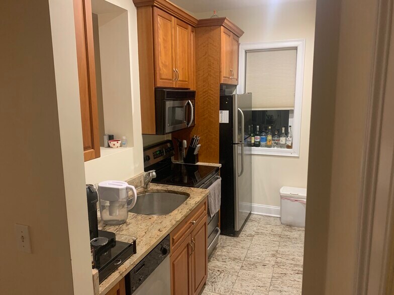 Building Photo - 1867 Beacon St