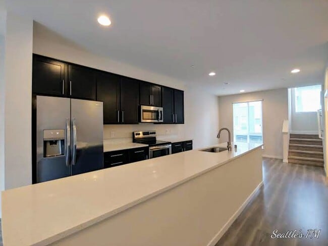 Building Photo - Stunning Contemporary Townhouse-Lynnwood