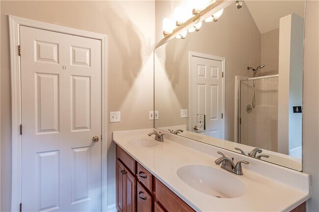 Building Photo - 705 Oxford Crest Ct NW