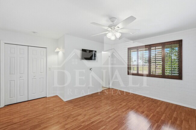 Building Photo - 10747 W Hope Dr
