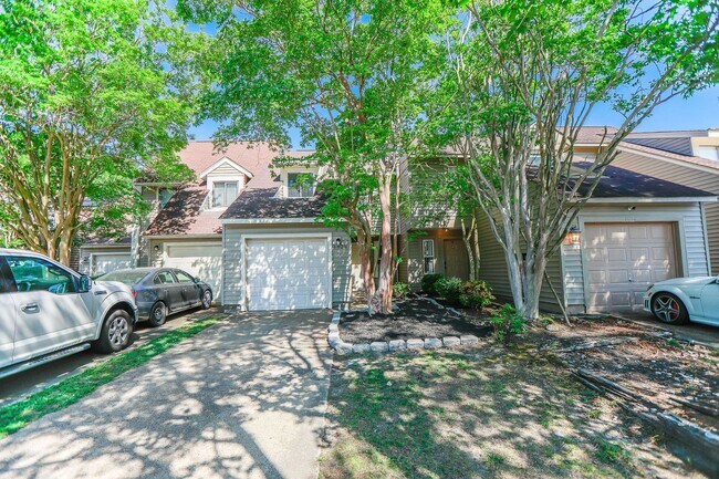 Building Photo - "Charming Kempsville Lake Townhome – Great Amenities & Location!"