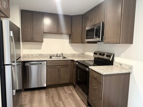 Building Photo - 2 Bed • 1 Bath • Renovated Unit • Parking • Dishwasher • A/C