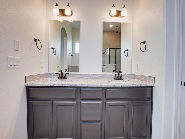 Building Photo - 392 Frodsham St