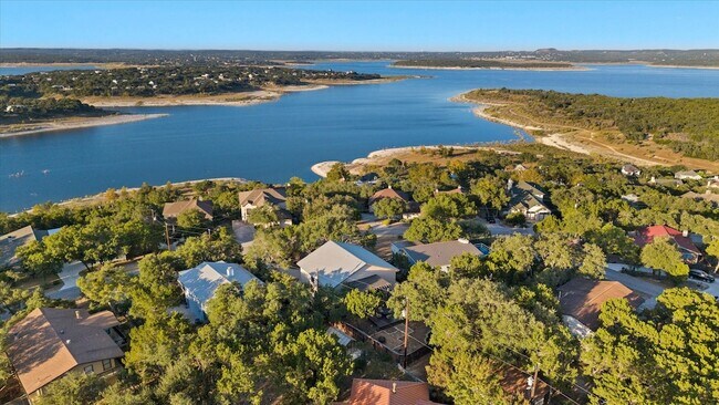 Building Photo - 785 Lake Forest