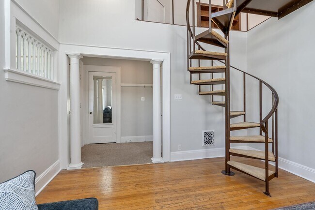 Building Photo - 816-818 Maryland Ave - Upstairs Unit 2