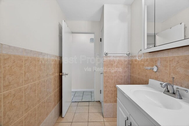 Building Photo - 2047 Goodale Ave