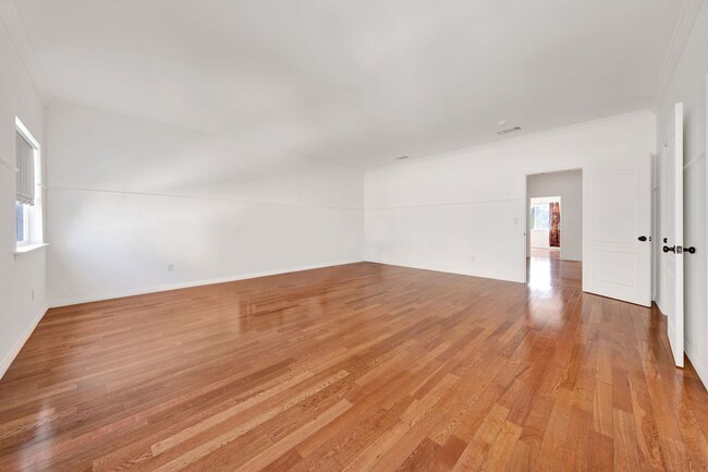 Building Photo - 552 N Madison Ave