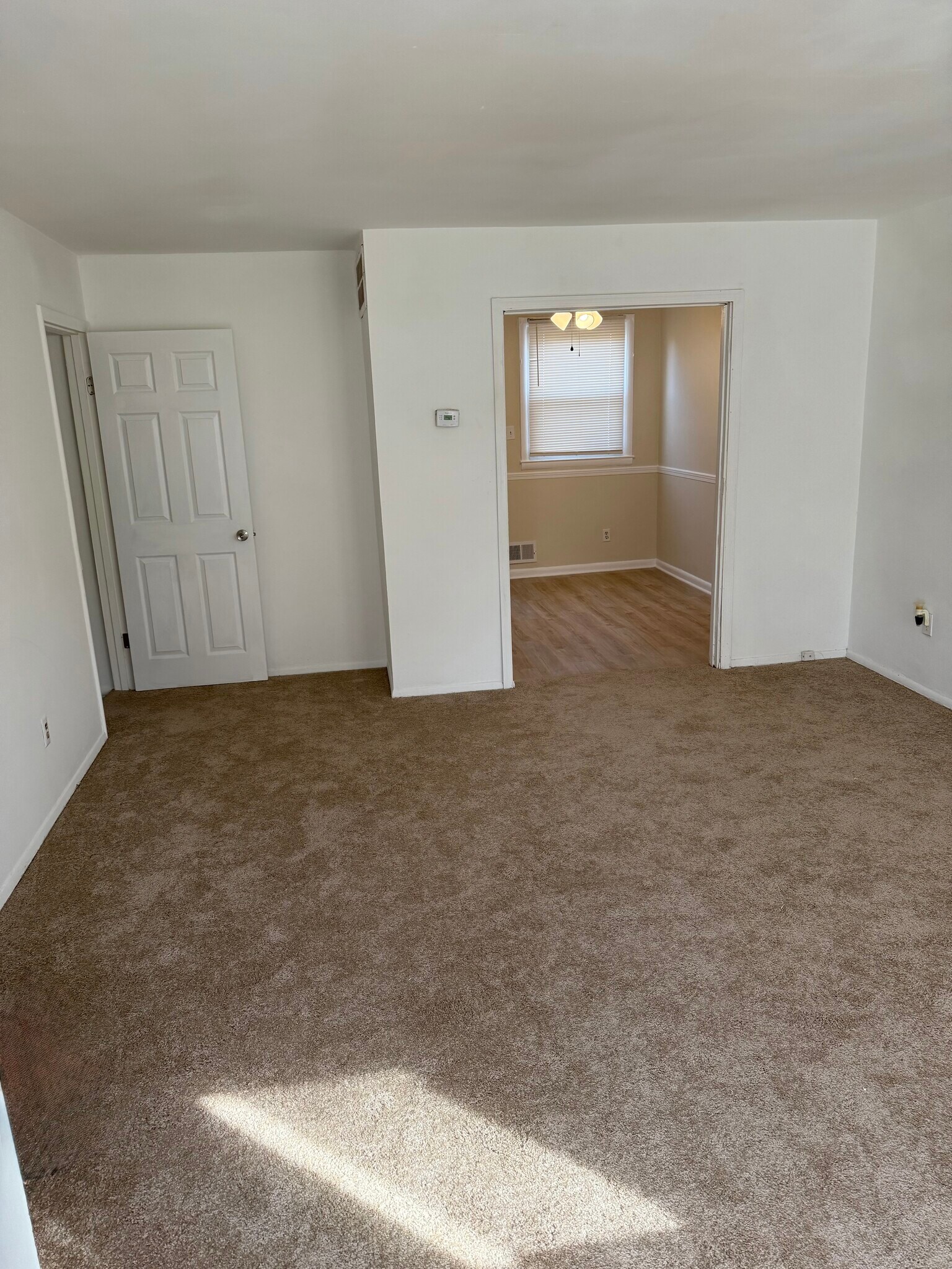 Living Room / Dining Area - 828 Maury Ave