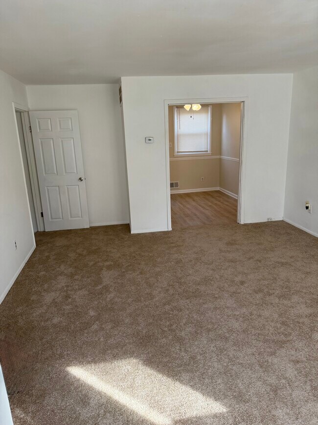 Living Room / Dining Area - 828 Maury Ave