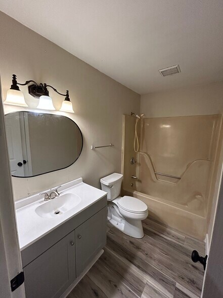 Building Photo - 572 Highland Dr SW