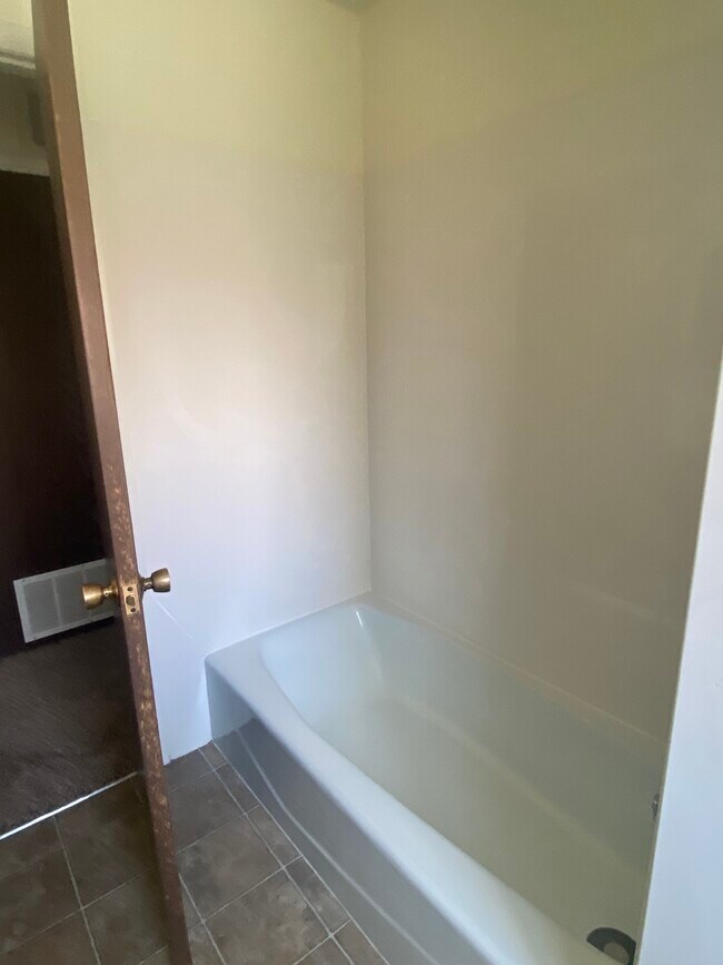 Building Photo - 372 W 200 N