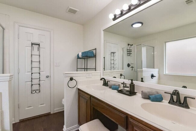 Building Photo - 4514 Ridgeway Dr