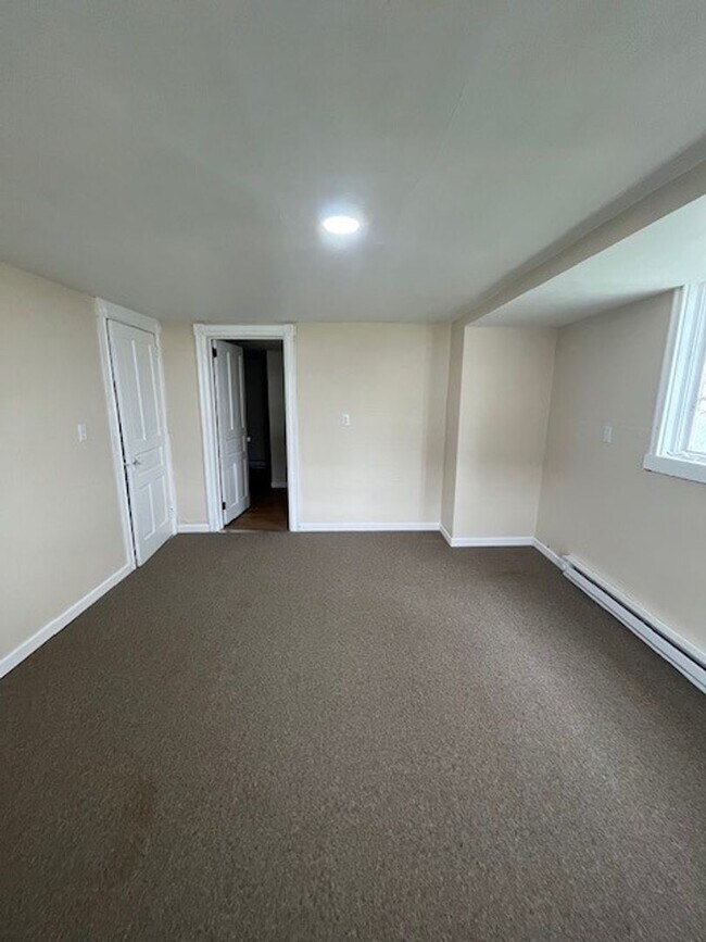 Building Photo - 3-4 bedroom, 2 bathroom