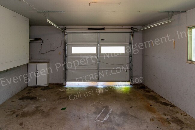 Building Photo - 1916 Larkspur Dr
