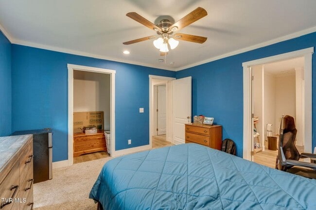Building Photo - Very nice home located less than 5 minutes...