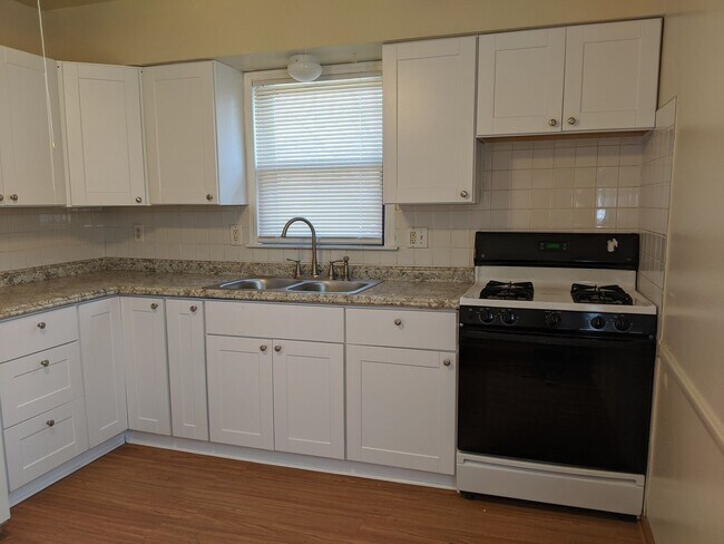 Building Photo - Gorgeous 3 Bed Upper Available with shared Garage & Hardwood floors, Appliances incl.