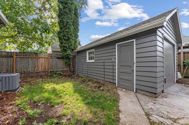 Building Photo - Spacious 6 Bed 2 Bath Home- N Portland Charmer!