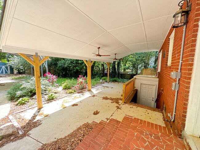 Building Photo - Beautifully Remodeled 4-Bedroom Home with ...