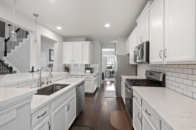 Building Photo - 515 Round Lake Dr