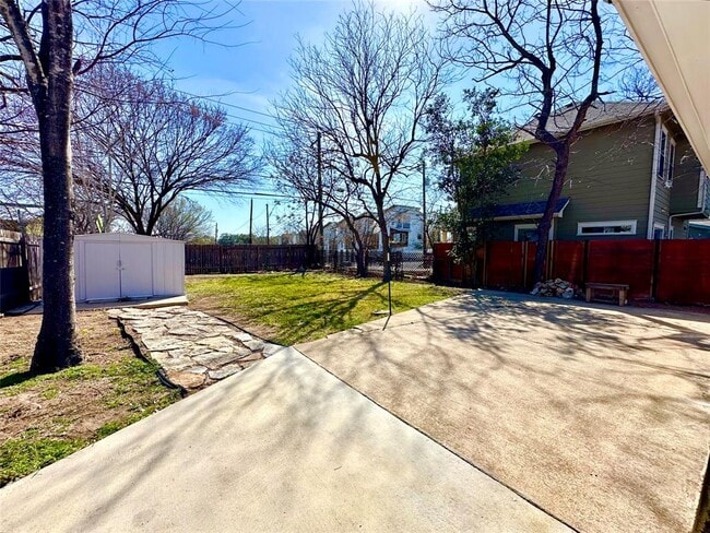 Building Photo - 3024 E 12th St