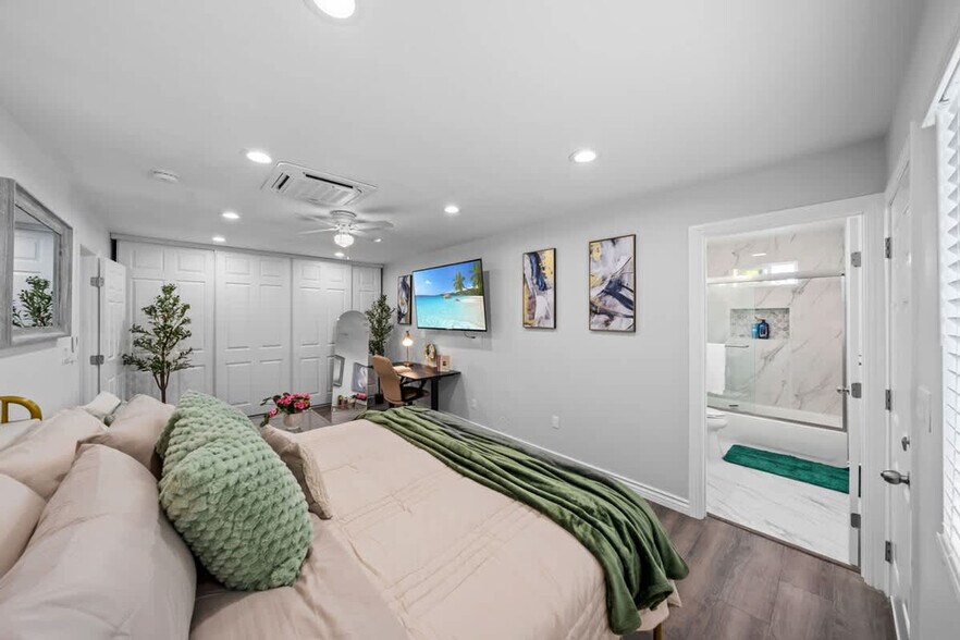 Building Photo - 10983 Parkdale Ave