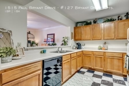 Building Photo - 1515 Paul Bryant Dr