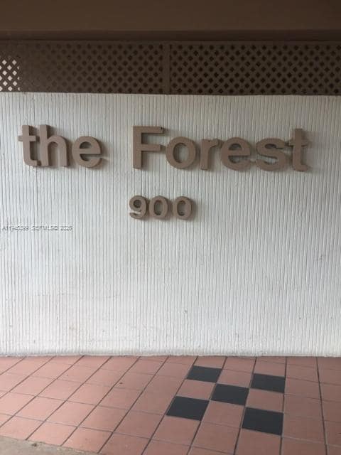 Building Photo - 900 St Charles Pl