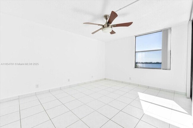 Building Photo - 110 Lake Emerald Dr