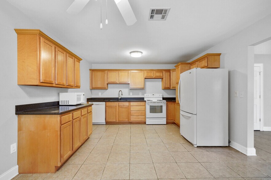 Building Photo - 6401 Center St