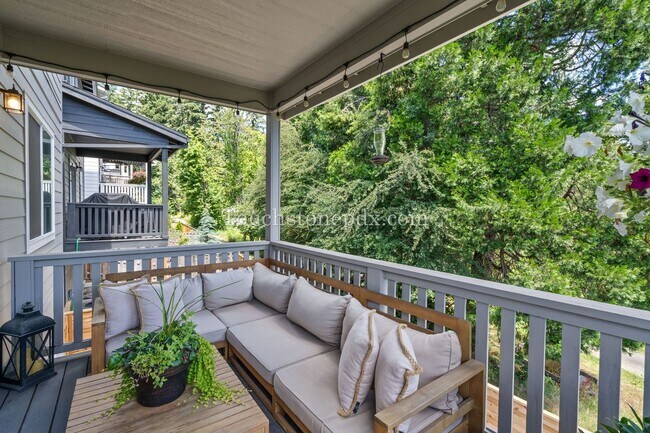 Building Photo - Luxurious 4 Bed/3.5 Bath Residence - Your ...