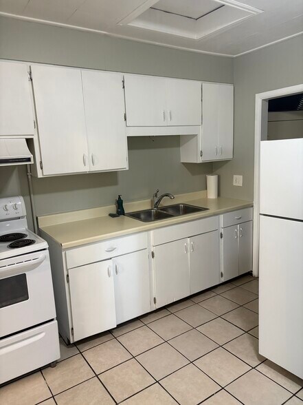 Building Photo - 44 E Claybourne Ave