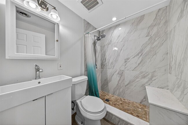 Building Photo - 2009 NW 21st Ave