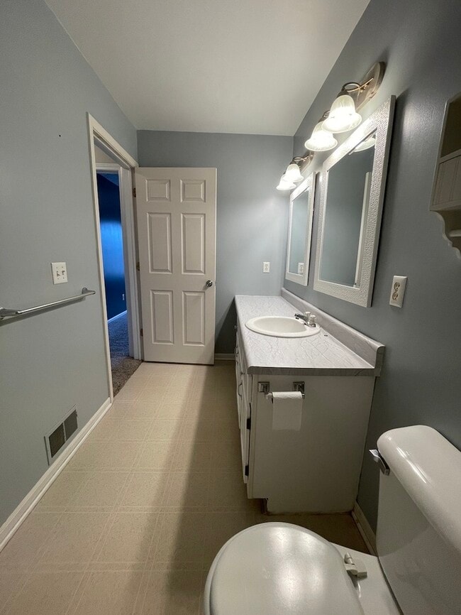 Building Photo - Lake Bella Vista Townhome Rockford