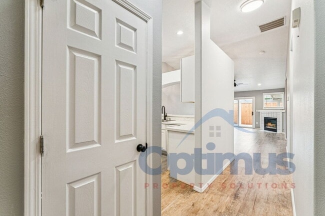 Building Photo - Prime Location & Modern Comfort – 2-Bed/2-Bath Home Ready for You