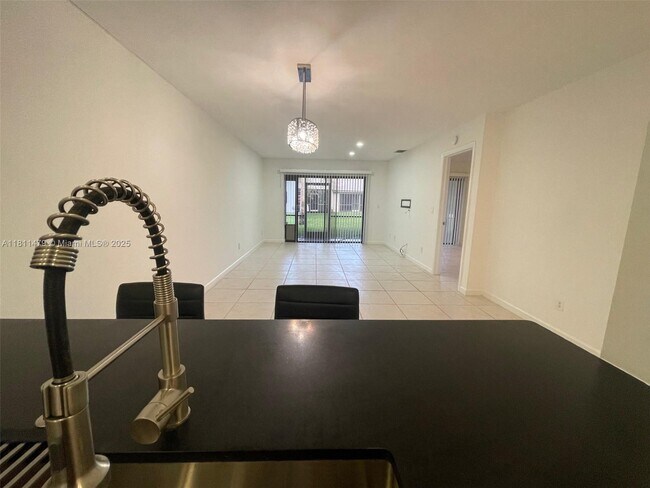 Building Photo - 449 Lakeview Dr