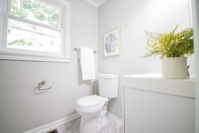 Building Photo - 3 Bedrooms, 2 Bathrooms on Colonial Avenue in Colonial Heights! Must SEE!!!