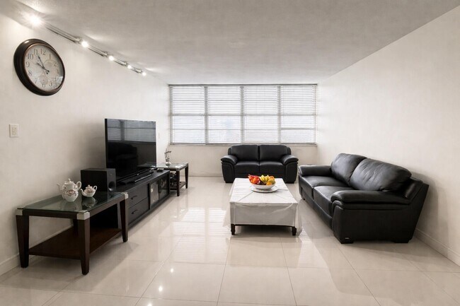 Building Photo - 1351 NE Miami Gardens Dr