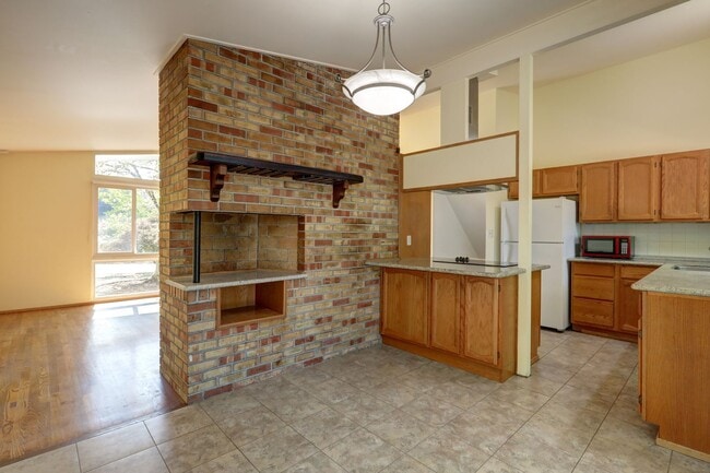 Building Photo - Lovely 4BR 1.75BA Bellevue Tri-Level Home