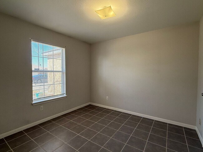 Building Photo - 1820 Fleetwood Dr