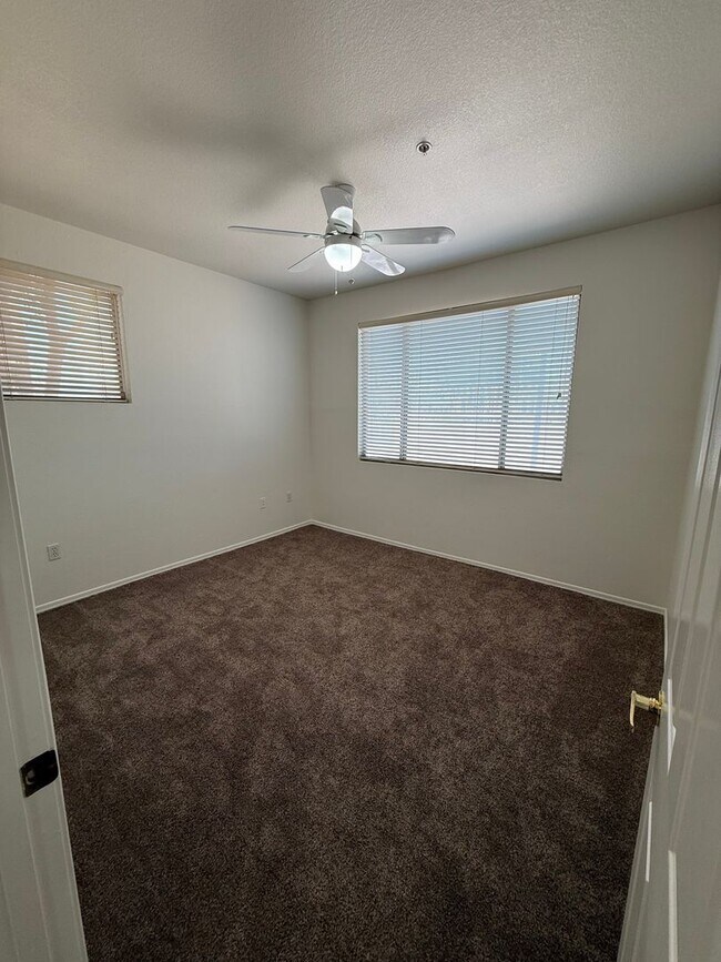 Building Photo - 3 Bedroom Townhouse with Garage, Gated Com...