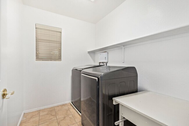 Building Photo - Gorgeous 3 bed/2 bath in Power Ranch!