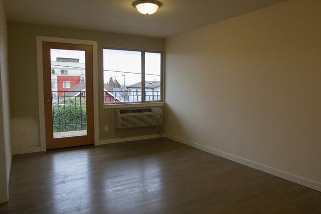 Building Photo - 4431 Evanston Ave N