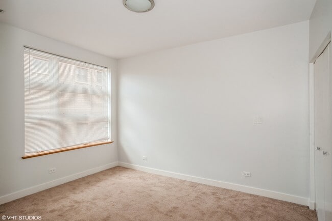 Building Photo - 7211 N Oakley Ave